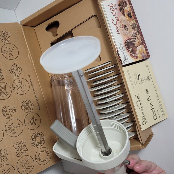 The Pampered Chef Cookie Press with 16 Discs Beige #1525 Christmas Holiday New - Picture 6 of 15